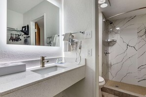 Standard Room, 1 King Bed, Non Smoking, Jetted Tub | Bathroom