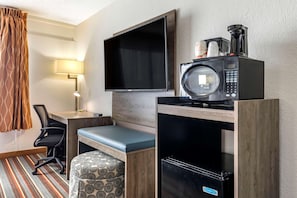 Standard Room, 1 King Bed, Non Smoking, Jetted Tub | Soundproofing, iron/ironing board, rollaway beds, free WiFi - Quality Inn & Suites Sulphur Springs (Sulphur Springs)