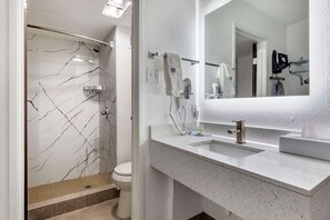 Suite básica, 1 cama King size, para no fumadores | Insonorización, tabla de planchar con plancha y camas extra 