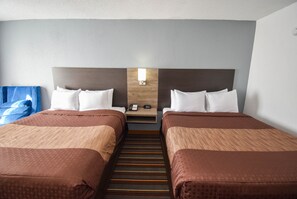 Habitación estándar, 2 camas de matrimonio, no fumadores | Sistema de insonorización y tabla de planchar con plancha