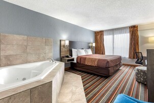 Standard Room, 1 King Bed, Non Smoking, Jetted Tub | Soundproofing, iron/ironing board, rollaway beds, free WiFi