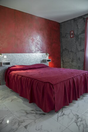 Driepersoonskamer | Luxe beddengoed, individueel gedecoreerd, individueel gemeubileerd