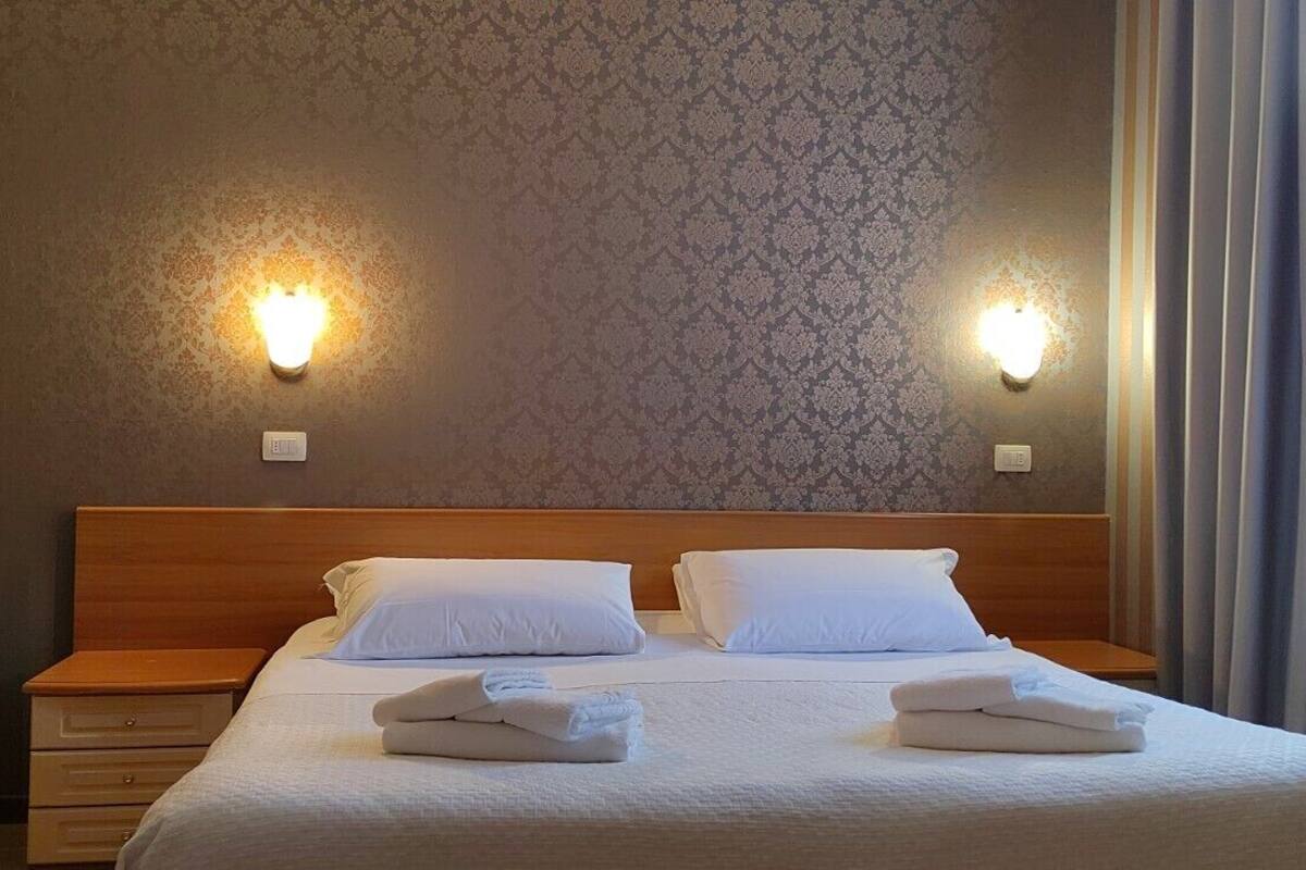 1 bedroom, frette italian sheets, premium bedding, down duvets