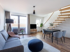 One-bedroom Duplex Suite XXL with balcony | Living room | Smart TV - FLOWER´s by Limehome (Berlin)