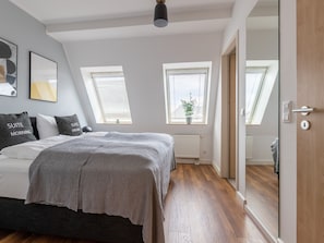 One-bedroom Duplex Suite L with balcony