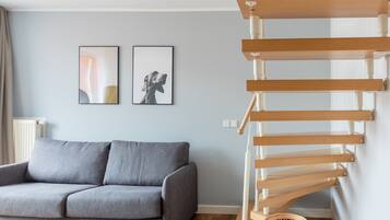 One-bedroom Duplex Suite XL with balcony | Sala de estar | Una Smart TV