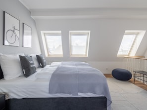 One-bedroom Duplex Suite XXL with balcony | Individually decorated, individually furnished, desk, laptop workspace - FLOWER´s by Limehome (Berlin)