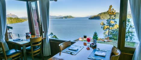 Frühstück, Mittagessen, Abendessen, Blick aufs Meer