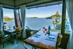 Reggeli, ebéd és vacsora, kilátás az óceánra 