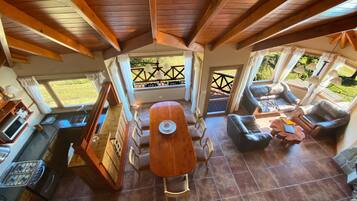 Microondas, plancha de cocina, servilletas de papel