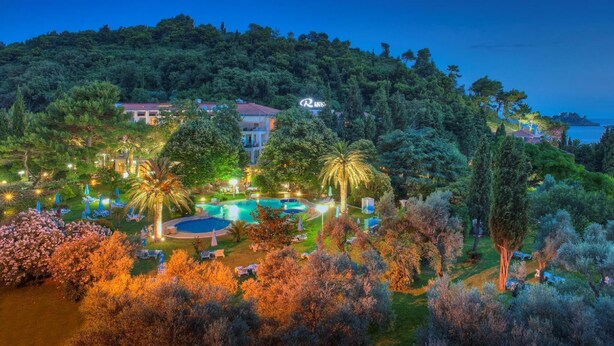 A resort with a swimming pool, lounge chairs, and a view of the sea. - Rivijera (Petrovac)
