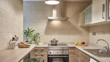 Departamento estándar, 3 habitaciones, 2 baños | Cocina privada | Refrigerador, microondas, horno y parrilla de estufa