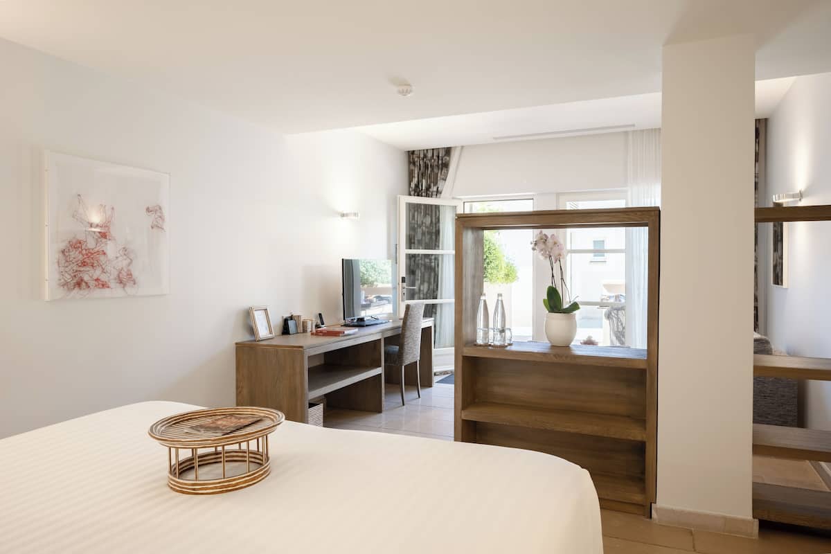 1 bedroom, Egyptian cotton sheets, premium bedding, down comforters