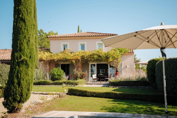 A house with a patio, a table, and chairs. - Coquillade Provence - Relais & Chateaux (Gargas)