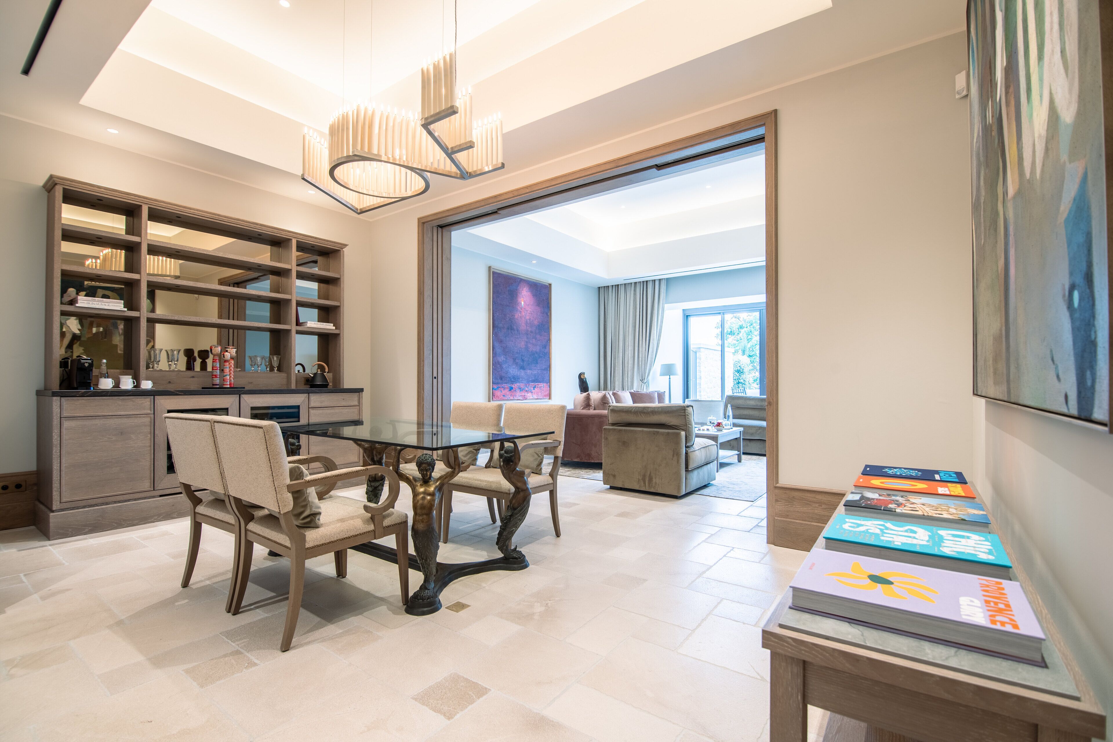 daphné suite | living area | 70-cm flat-screen tv with satellite channels, books, pay films