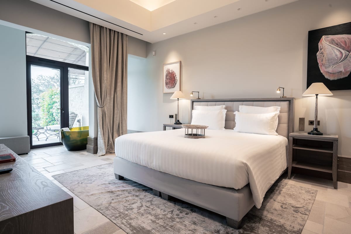 1 bedroom, Egyptian cotton sheets, premium bedding, down comforters