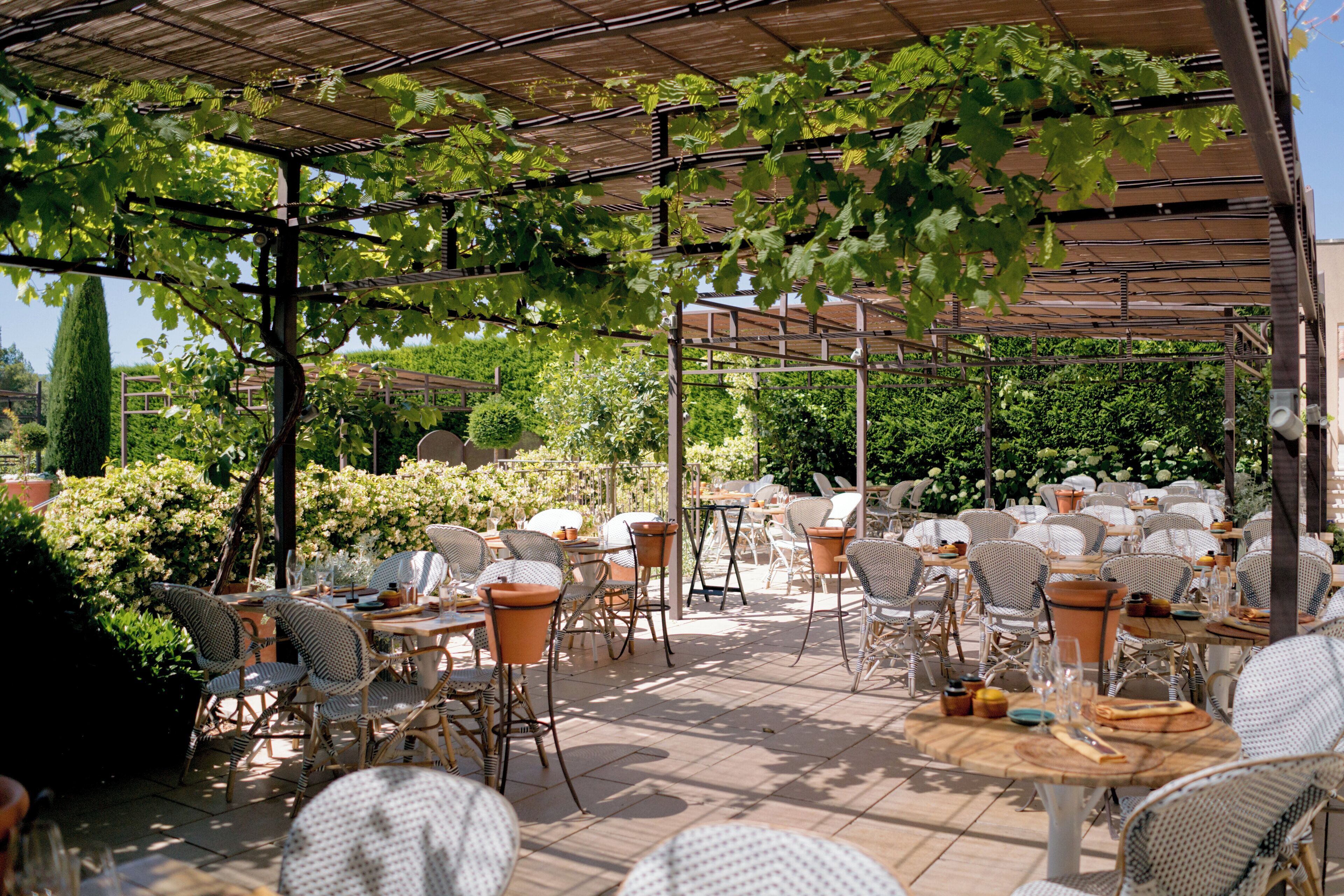 3 restaurants servant le déjeuner et le dîner