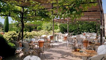 3 restaurants; lunch and dinner served