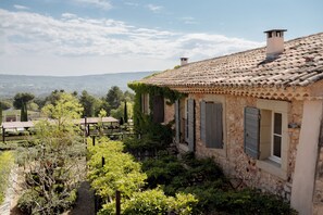 Vista frontal de la propiedad