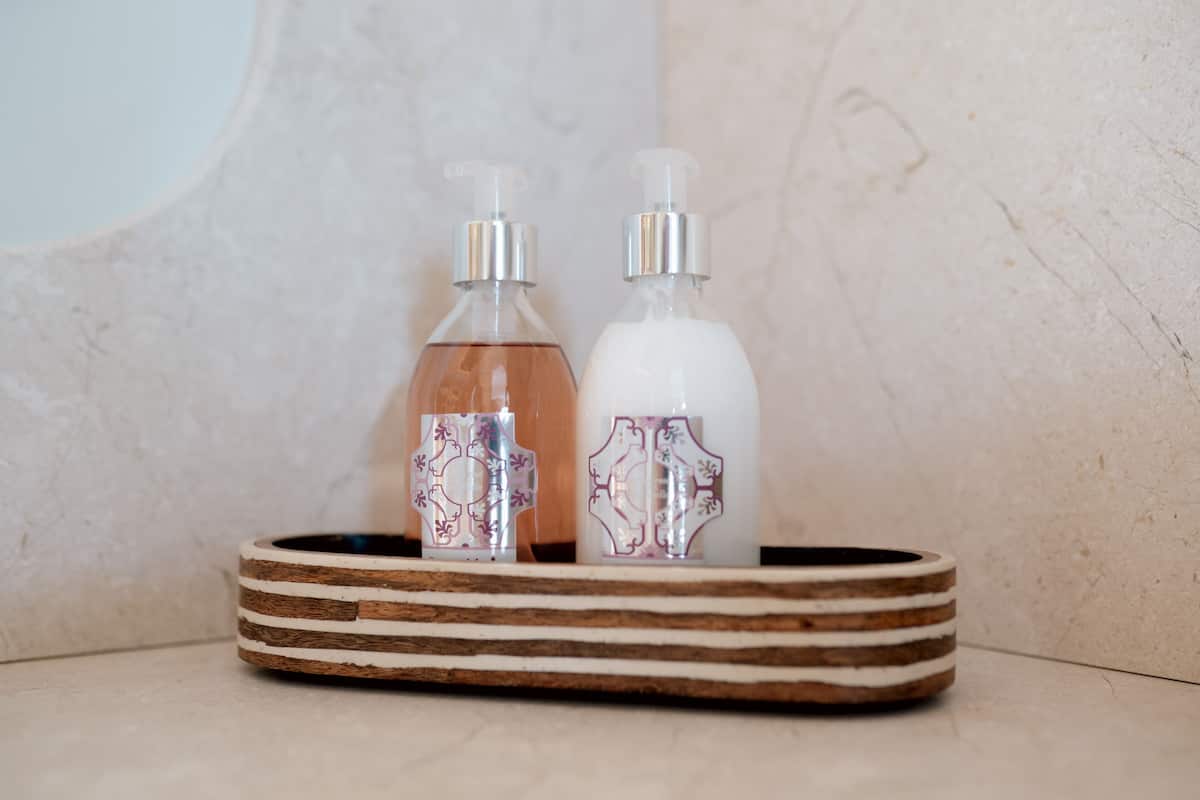 separate bathtub and shower, deep-soaking bathtub