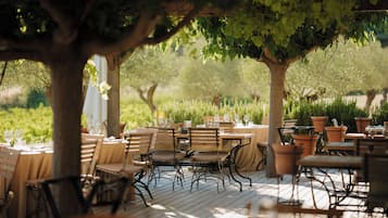 3 restaurants, lunch, dinner served; French cuisine