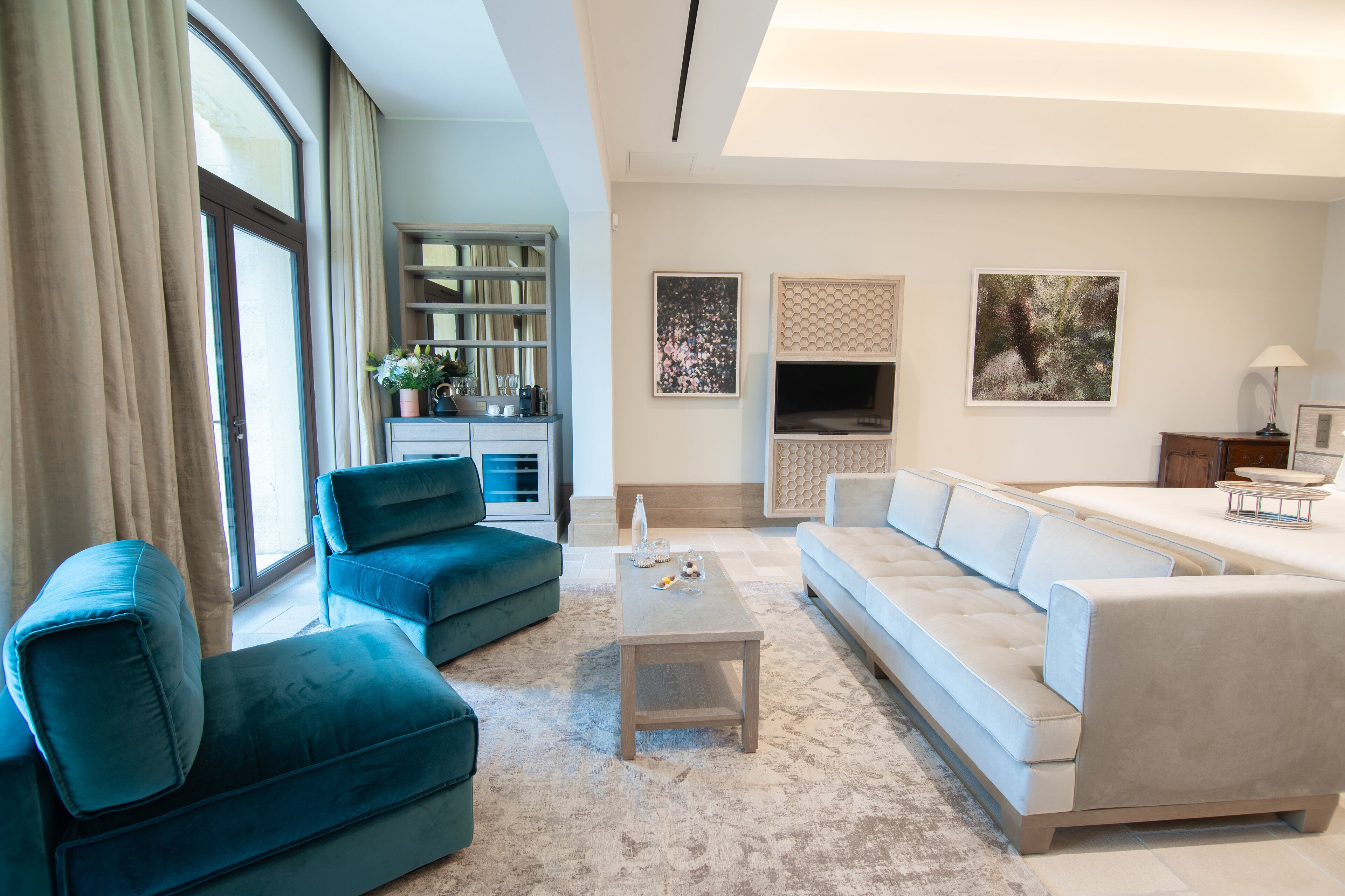 elysia suite | living area | 70-cm flat-screen tv with satellite channels, books, pay films