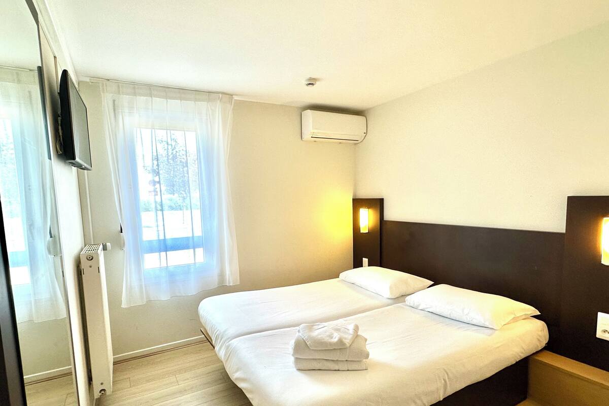 Habitación estándar con 2 camas individuales | Escritorio, camas supletorias, wifi gratis y ropa de cama