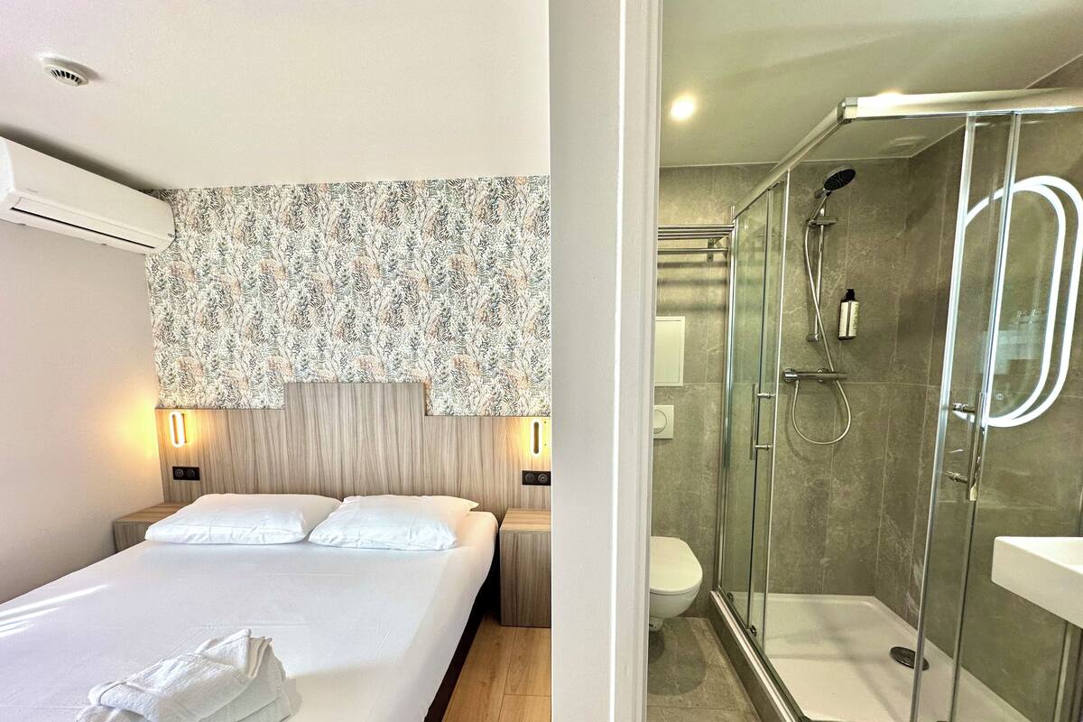 Habitación Confort doble | Escritorio, camas supletorias, wifi gratis y ropa de cama