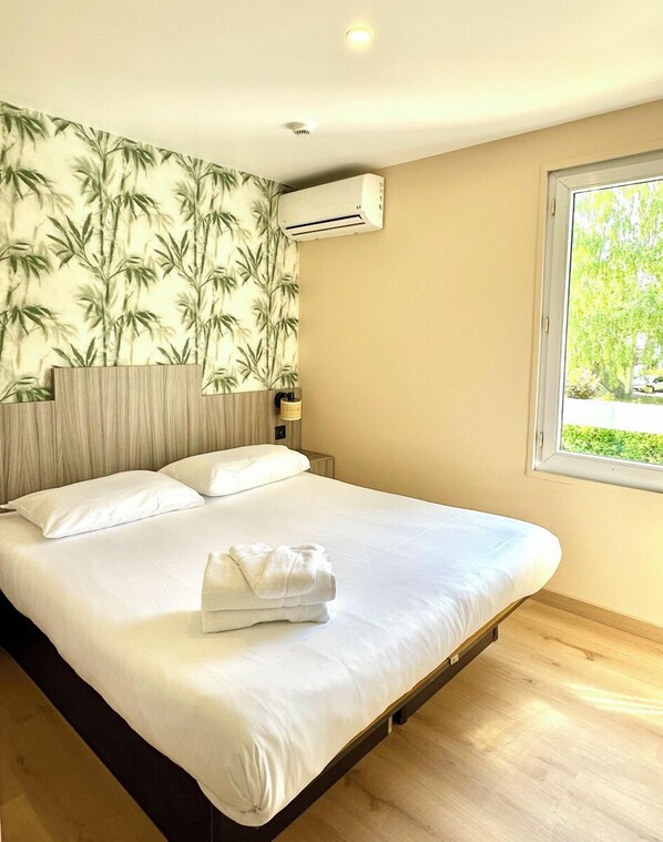 Comfort Double Room | Desk, free WiFi, bed sheets - Brit Hotel Essentiel Reims Taissy (Taissy)