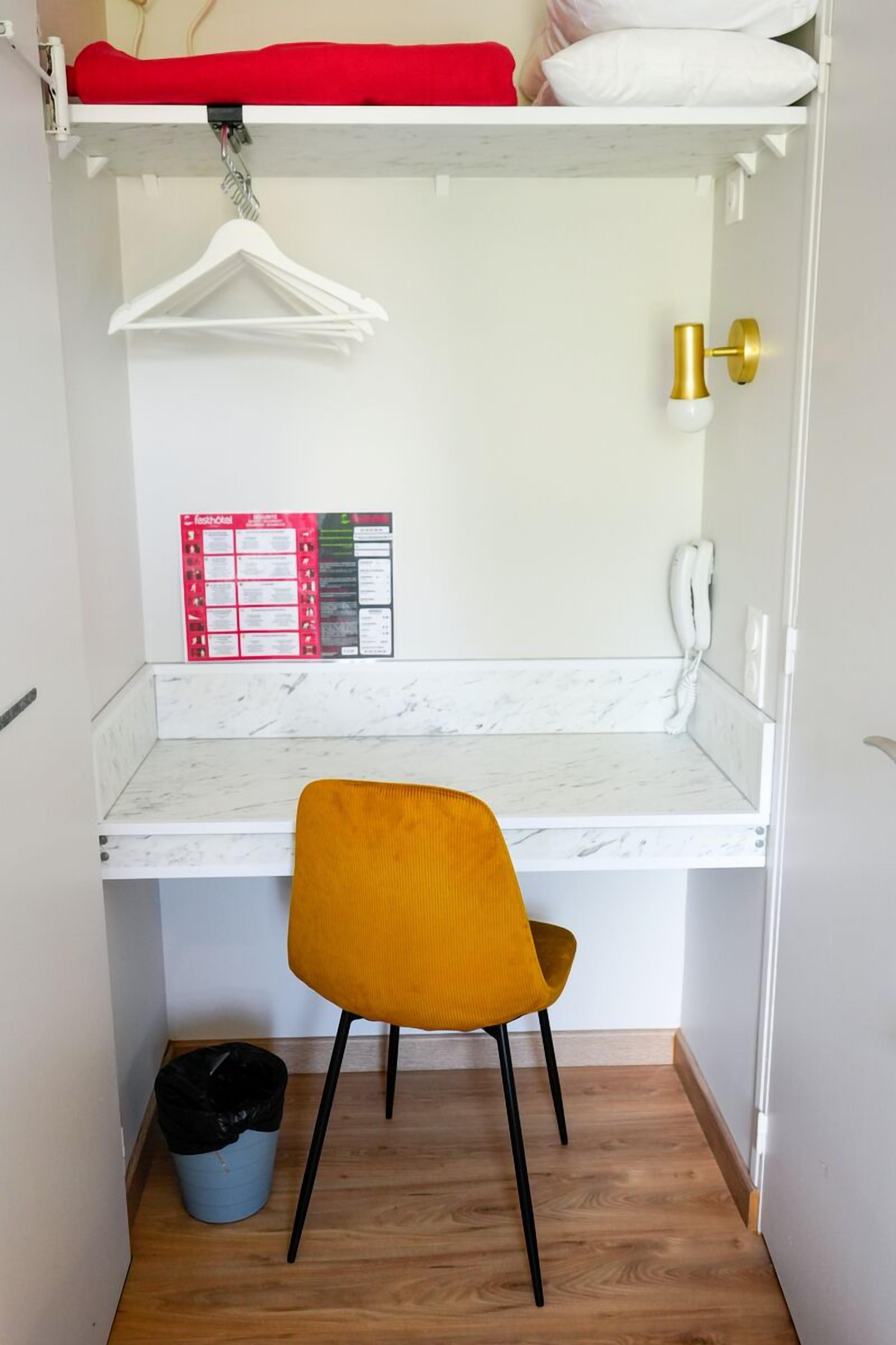 desk, free wifi, bed sheets