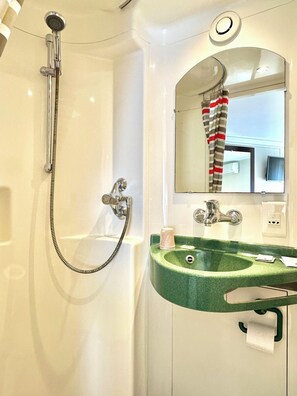 Douche, serviettes fournies