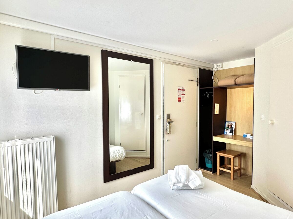 Standard-Zweibettzimmer | Schreibtisch, Zustellbetten, kostenloses WLAN, Bettwäsche