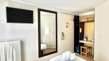 Standard-Zweibettzimmer | Schreibtisch, Zustellbetten, kostenloses WLAN, Bettwäsche