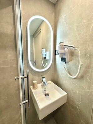 Kahden hengen comfort-huone | Kylpyhuone | Suihku, pyyhkeet