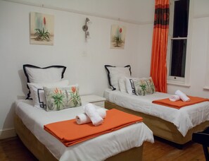 Double Room | Caja de seguridad en la habitación y decoración personalizada