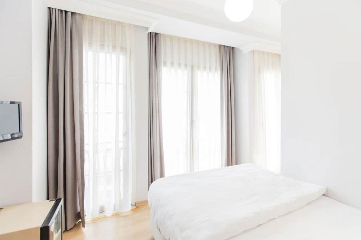 In-room safe, WiFi (free)