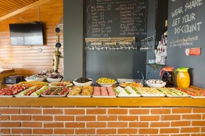 Tägliches kontinentales Frühstück (5 EUR pro Person)