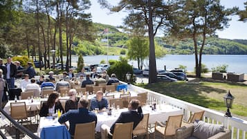 Breakfast and brunch served, international cuisine