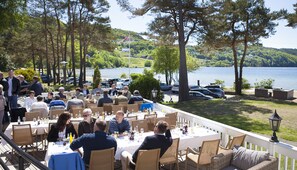 Här finns 2 restauranger som serverar frukost.