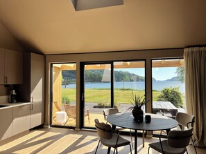 Nyhet- Strandhytte med usikt til hav og strand | Escrivaninha, quartos à prova de som, Wi-Fi de cortesia