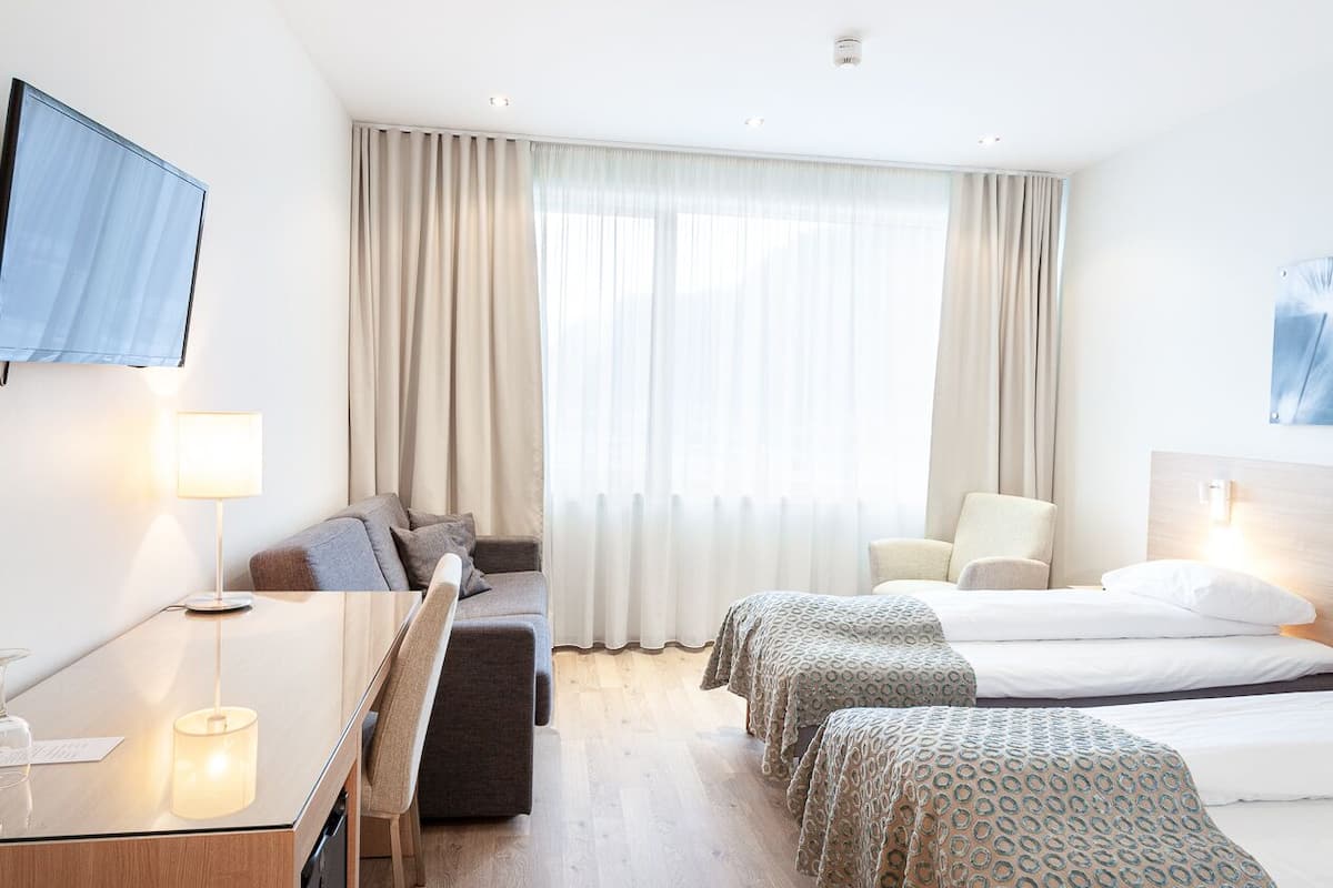 dobbeltrom med twin seng og sovesofa | 1 bedroom, desk, soundproofing, free wifi