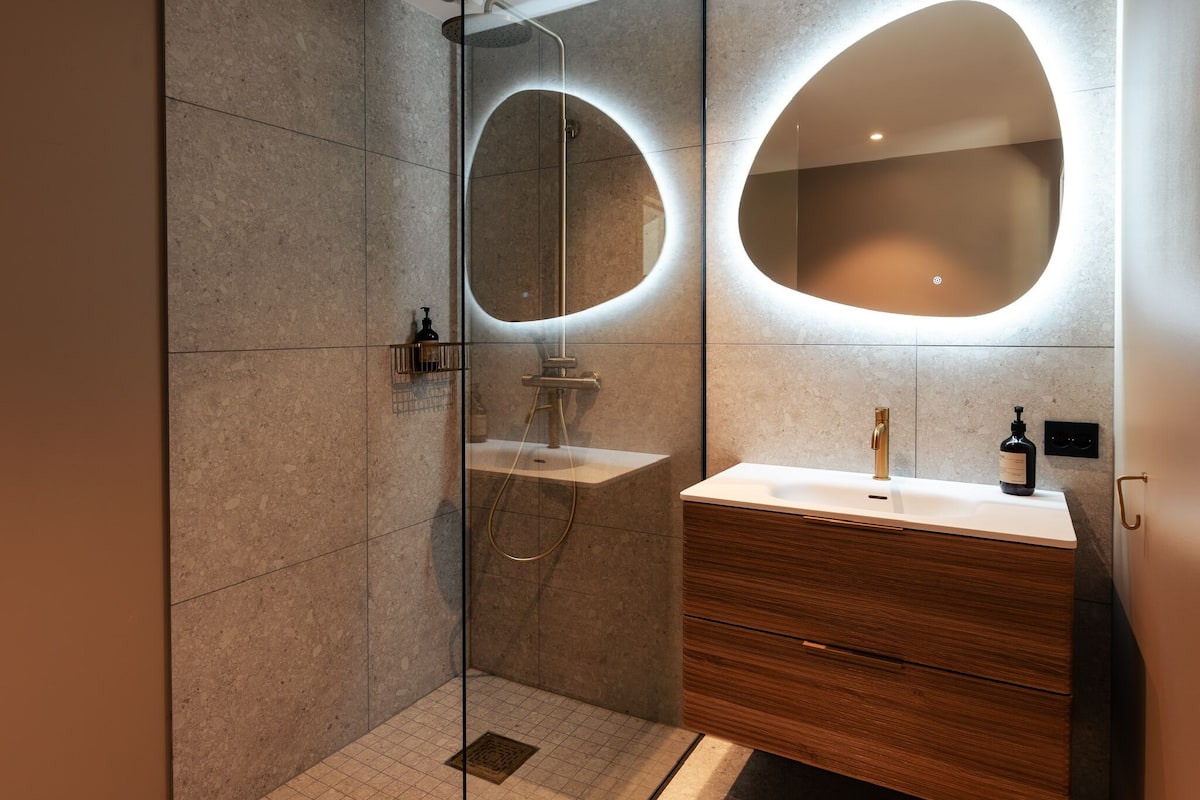 nyhet- strandhytte med usikt til hav og strand | bathroom | towels