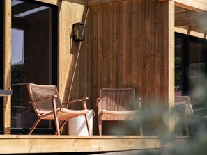 Nyhet- Strandhytte med usikt til hav og strand (Bed linnen and Towels not inc) | Living area | Flat-screen TV - Rosfjord Strandhotell (Lyngdal)