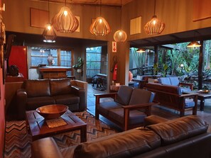 2 bars/lounges