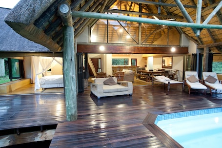 Luxury House (Homestead) | Outdoor pool | Outdoor pool, open 6 AM to 10 PM, sun loungers
