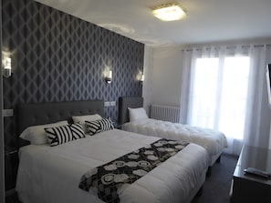 Desk, iron/ironing board, cribs (free), rollaway beds (free) - L'Arche de Noé (Noe)