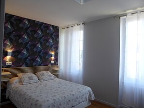 Desk, iron/ironing board, free cribs/infant beds, free rollaway beds - L'Arche de Noé (Noe)