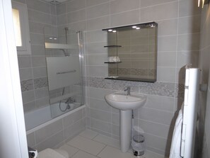 Combined shower/bathtub, free toiletries, hair dryer, towels