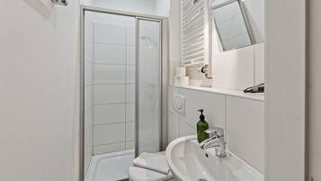 Apartamento, 1 cama doble con sofá cama, cocina (for 4 people) | Baño | Ducha, secador de pelo, toallas y papel higiénico