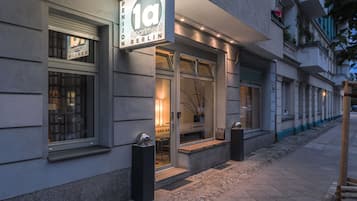 Fassade der Unterkunft – Abend/Nacht